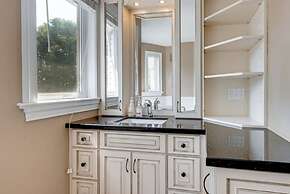 Waterfront 4BR Cottage Boat Deck BBQ