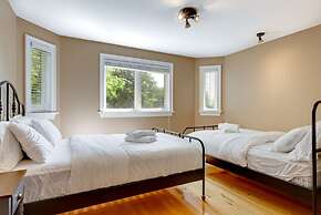 Waterfront 4BR Cottage Boat Deck BBQ