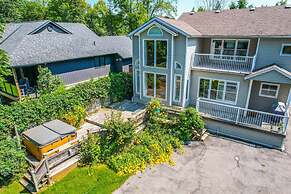 Waterfront 4BR Cottage Boat Deck BBQ