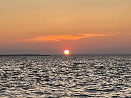 Waterfront 4BR Cottage Boat Deck BBQ