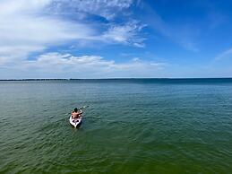 Waterfront 4BR Cottage Boat Deck BBQ