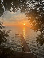 Waterfront 4BR Cottage Boat Deck BBQ