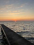 Waterfront 4BR Cottage Boat Deck BBQ