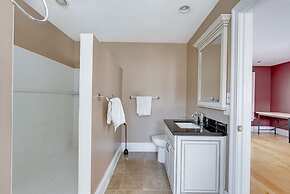 Waterfront 4BR Cottage Boat Deck BBQ