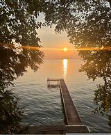 Waterfront 4BR Cottage Boat Deck BBQ