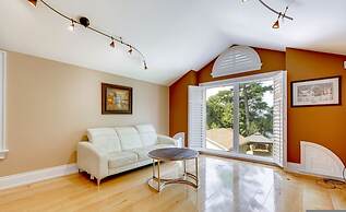 Waterfront 4BR Cottage Boat Deck BBQ