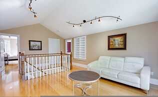 Waterfront 4BR Cottage Boat Deck BBQ