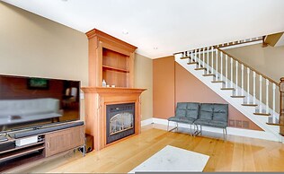 Waterfront 4BR Cottage Boat Deck BBQ