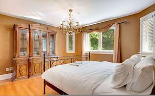 Waterfront 4BR Cottage Boat Deck BBQ