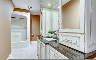 Waterfront 4BR Cottage Boat Deck BBQ