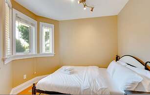 Waterfront 4BR Cottage Boat Deck BBQ