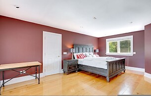 Waterfront 4BR Cottage Boat Deck BBQ