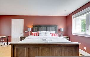 Waterfront 4BR Cottage Boat Deck BBQ