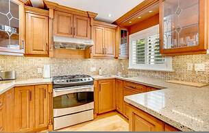 Waterfront 4BR Cottage Boat Deck BBQ