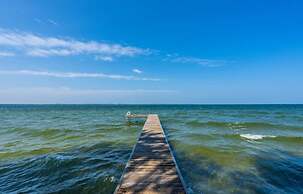 Waterfront 4BR Cottage Boat Deck BBQ