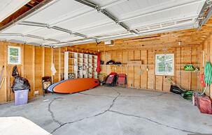 Waterfront 4BR Cottage Boat Deck BBQ