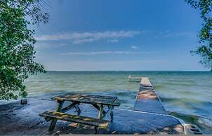 Waterfront 4BR Cottage Boat Deck BBQ