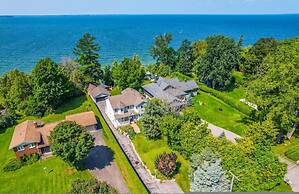 Waterfront 4BR Cottage Boat Deck BBQ