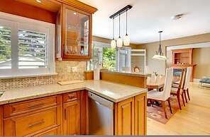 Waterfront 4BR Cottage Boat Deck BBQ