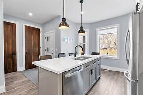 Tranquil 2BR Triplex in the Heart of Shelburne