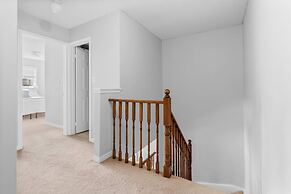 Contemporary 3BR Townhouse in Ajax Cozy Central