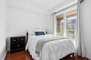 Contemporary 3BR Townhouse in Ajax Cozy Central