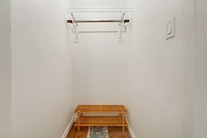 Comfortable Whitby 2 Bedroom Lower Suite