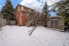 Comfortable Whitby 2 Bedroom Lower Suite