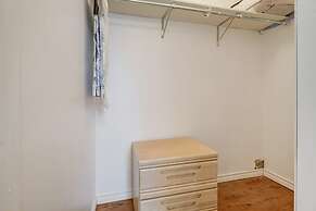 Comfortable Whitby 2 Bedroom Lower Suite