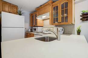 Comfortable Whitby 2 Bedroom Lower Suite