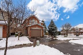 Comfortable Whitby 2 Bedroom Lower Suite