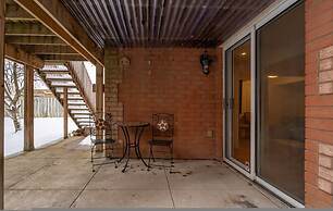 Comfortable Whitby 2 Bedroom Lower Suite