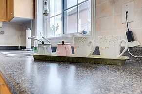 Brampton Retreat Quiet 2BR Residential Area