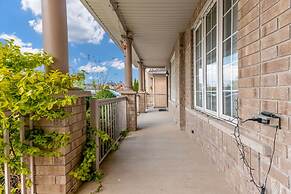 Brampton Retreat Quiet 2BR Residential Area