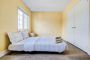 Brampton Retreat Quiet 2BR Residential Area