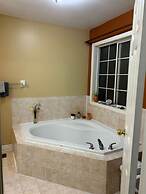 Brampton Retreat Quiet 2BR Residential Area