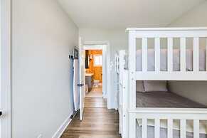 Waterfront Cottage w Swim Spa BBQ Close to Skiing
