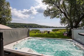 Waterfront Cottage w Swim Spa BBQ Close to Skiing
