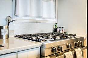 Waterfront Cottage w Swim Spa BBQ Close to Skiing