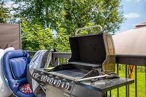 Waterfront Cottage w Swim Spa BBQ Close to Skiing
