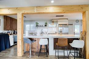 Waterfront Cottage w Swim Spa BBQ Close to Skiing