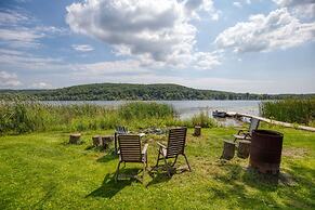 Waterfront Cottage w Swim Spa BBQ Close to Skiing