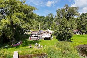 Waterfront Cottage w Swim Spa BBQ Close to Skiing