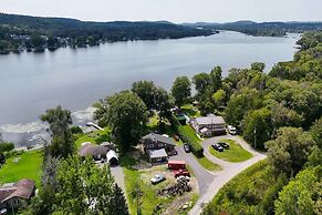 Waterfront Cottage w Swim Spa BBQ Close to Skiing