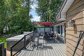 Waterfront Cottage w Swim Spa BBQ Close to Skiing