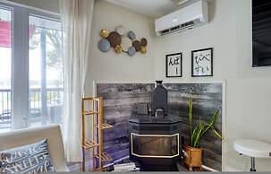 Waterfront Cottage w Swim Spa BBQ Close to Skiing