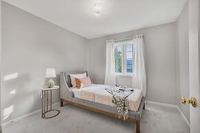 Spacious Whitby Haven 3BR Home Parking