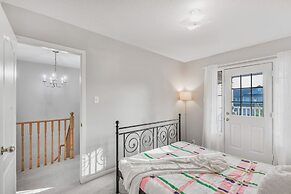 Spacious Whitby Haven 3BR Home Parking