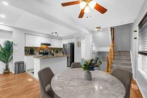 Chic 2BR House Newly Renovated Central Spot