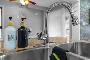 Chic 2BR House Newly Renovated Central Spot